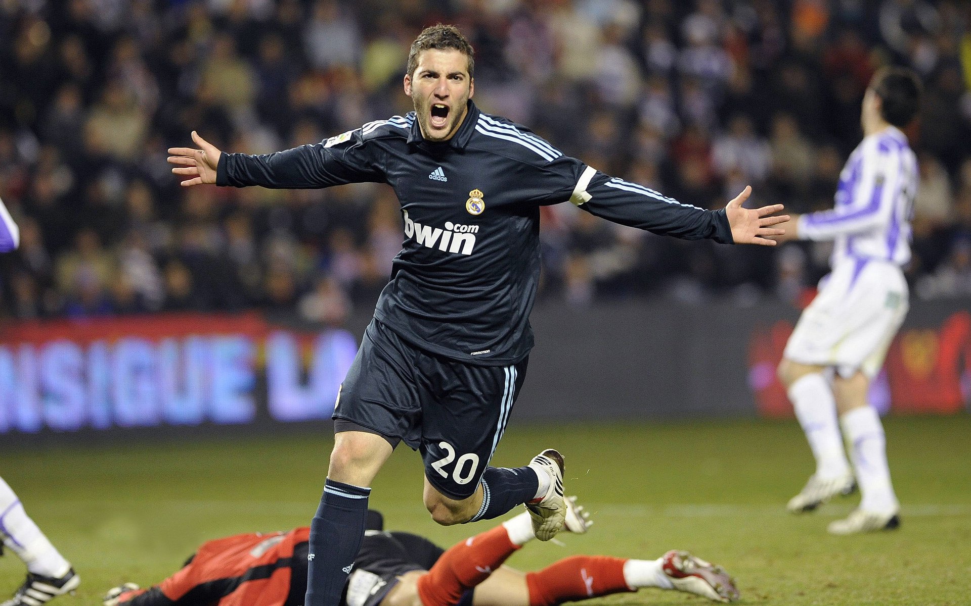 皇家马德里主场力克巴塞罗那,西甲争冠悬念再起