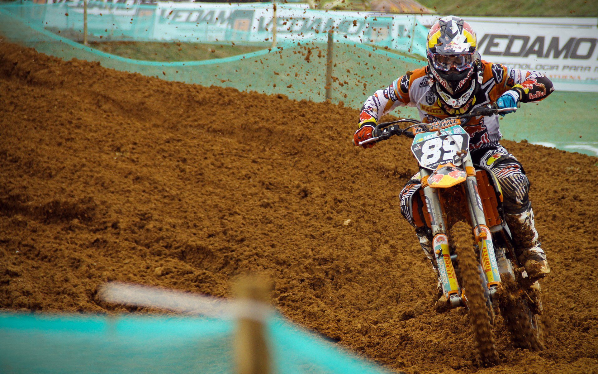 混合泳新星闪耀全国锦标赛，老将坚守展现不屈斗志